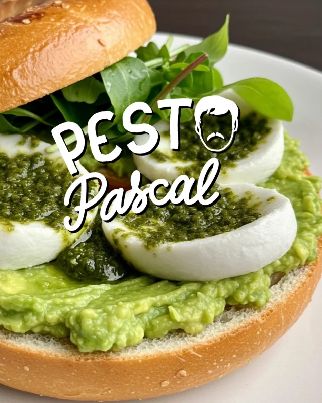 Focus sur le « Pesto Pascal » notre bagel pesto, avocat, mozza fort, doux et intense comme Pedro !

Pesto maison , avocat frais smashed 🥑 , mozza fraîche et mesclun le tout dans un bagel 🥯 de 150 grammes toasté minute !

Le saviez vous ? Nos pains à Bagels de 150 grammes sont fait à façon pour les shops Emilie’s ils sont sans additifs ni conservateurs : juste l’essentiel ! 

À découvrir dans tous les Emilie’s du monde ! 

Ps : @pascalispunk on t’attend ! ❤️❤️❤️