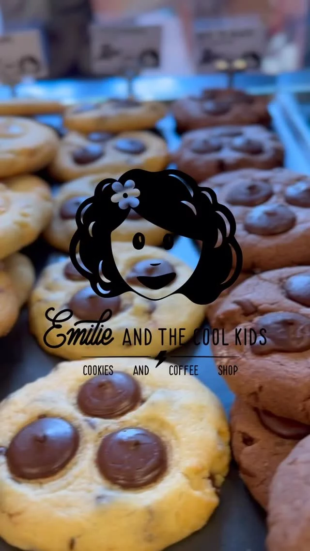 Cool goûter since 2007 🍪❤️

Tous les modèles de cette vidéo sont 100% maison réalisés par nos Cookie Makers et dealers chaque jour avec un max de Love demain ! 

Chocolala, Peanut Butter, Cupcake pistache Nutella ,américain viennois commerce équitable malongo, un double Zucchini bread, matcha framboise si c’est pas de la diversité ça y ressemble !

Emilie’s 
#coffeeshop #faitmaison #cookiesandcoffeeshop