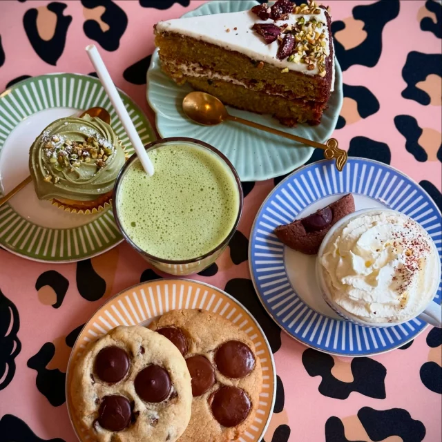 Cool goûter since 2007 🍪❤️
Tous les modèles de cette photo sont 100% maison :

Chocolala, Peanut Butter, Cupcake pistache Nutella ,Américain viennois avec un café commerce équitable de chez @cafesmalongo , un double zucchini bread, et un matcha framboise si c’est pas de la diversité ça y ressemble ! 🙃

Emilie’s 
#coffeeshop #faitmaison #cookiesandcoffeeshop